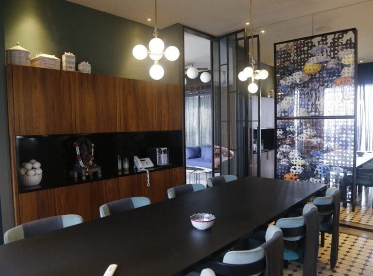Spacious Altamount Road Residence adds Lighting Control, HVAC Automation, Audio/Video and Motorized Window Shadings to create a Smart Living Space