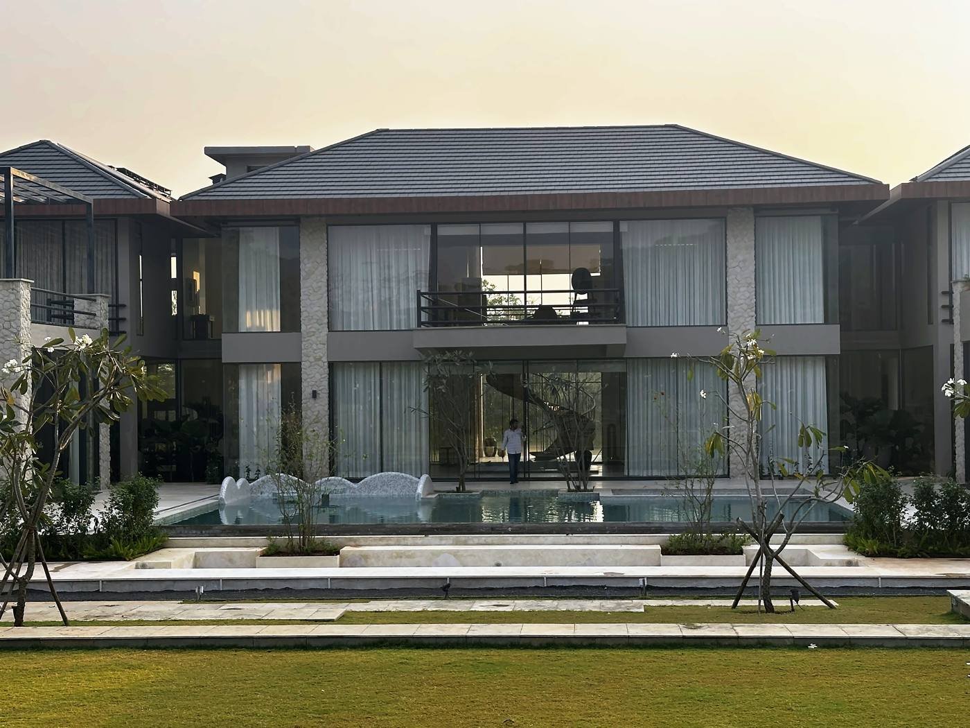 Private residence in Alibaug at dusk, by Avenue Sound
