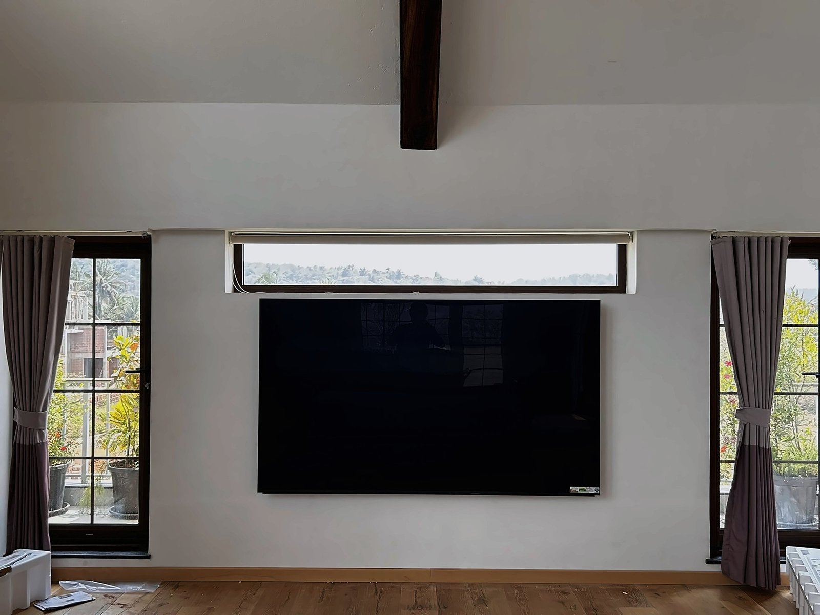 Calm media wall with a flush-mounted screen