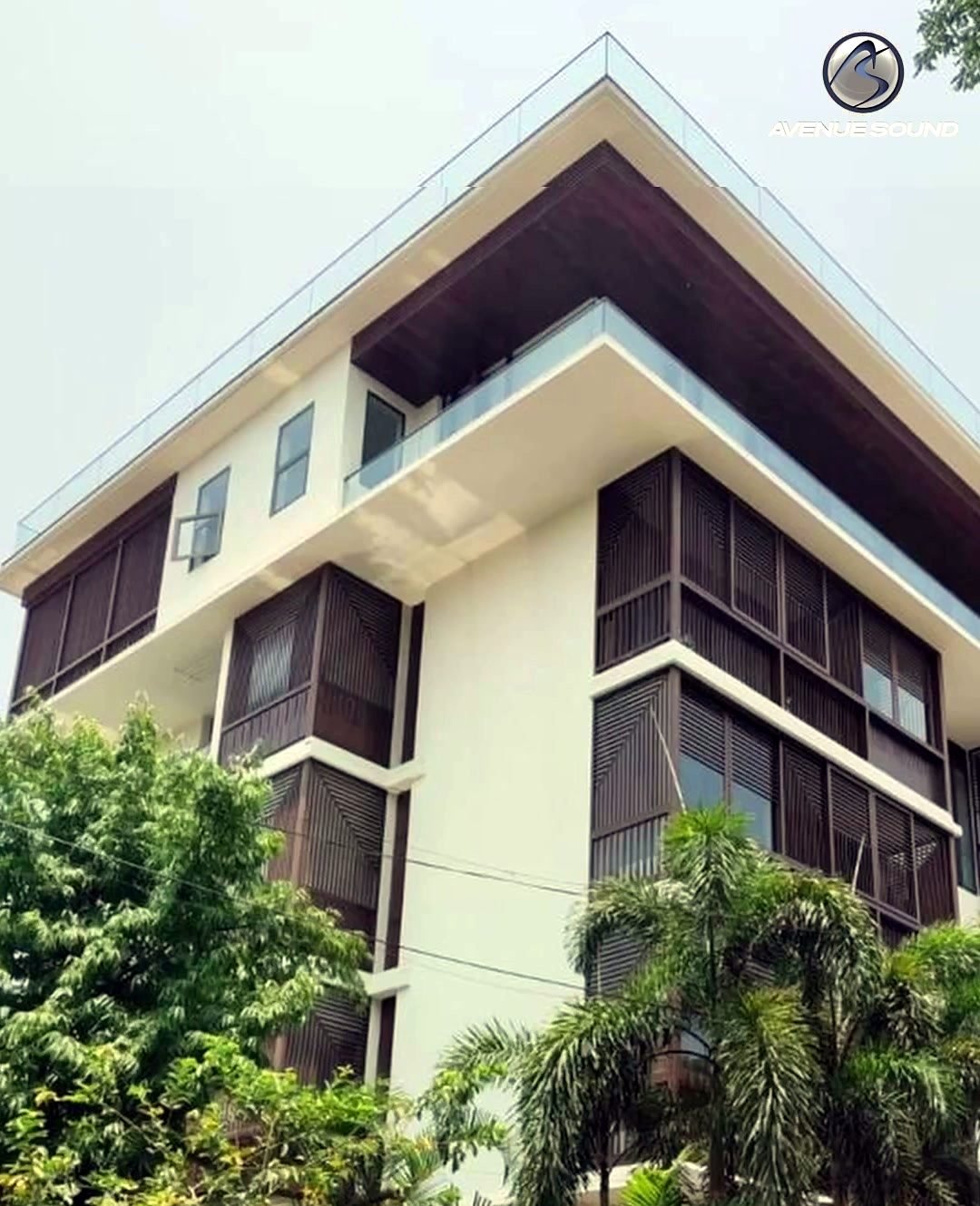 Exterior of a six-storey smart mansion in Nagpur with timber screens and glass terraces
